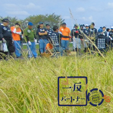カシオ計算機さんご支援の「一反パートナー」の田んぼで稲刈りを行いました。